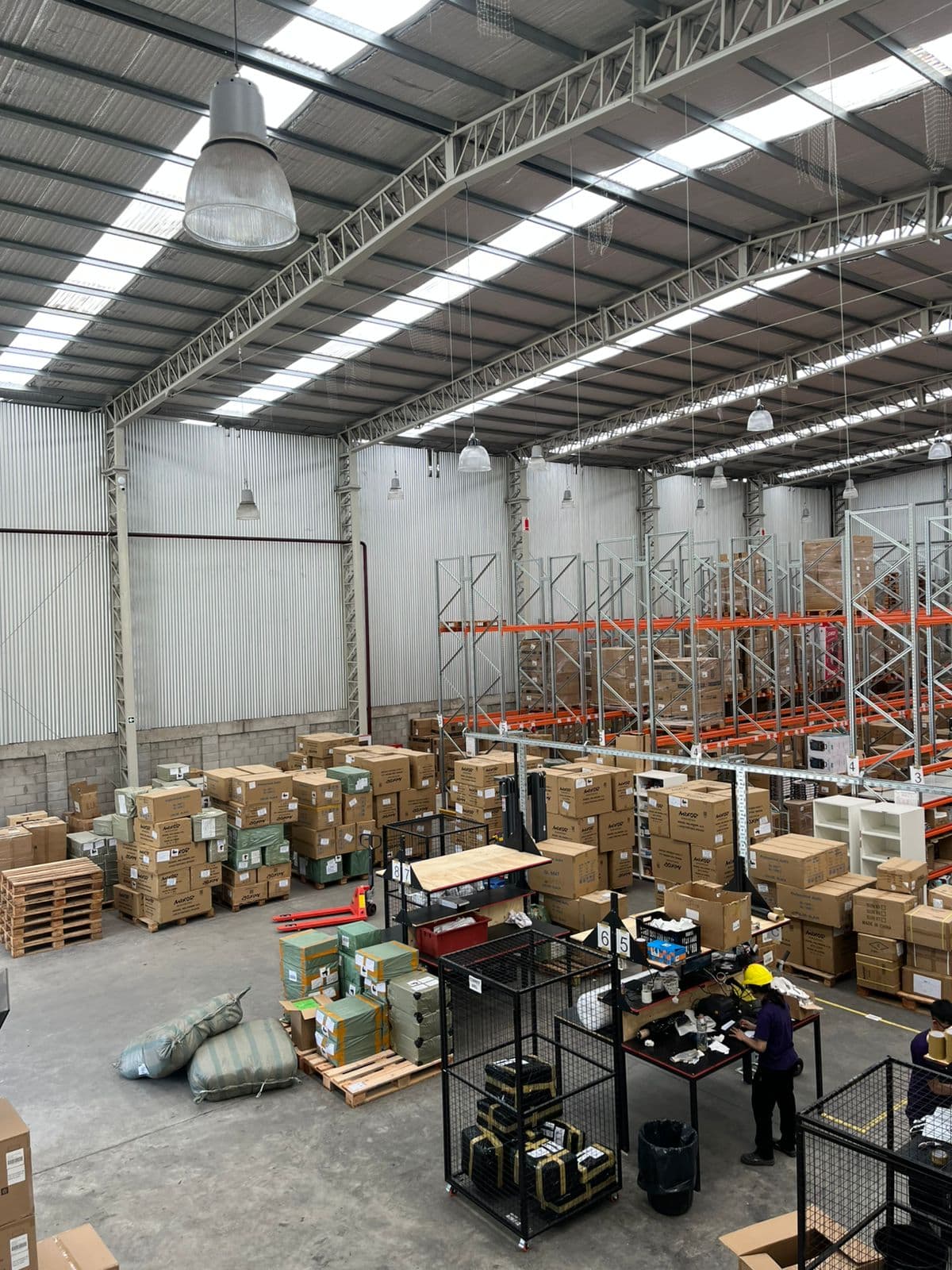 Depósito de Unifull en Buenos Aires — rackeado industrial, mercadería organizada, operación en marcha